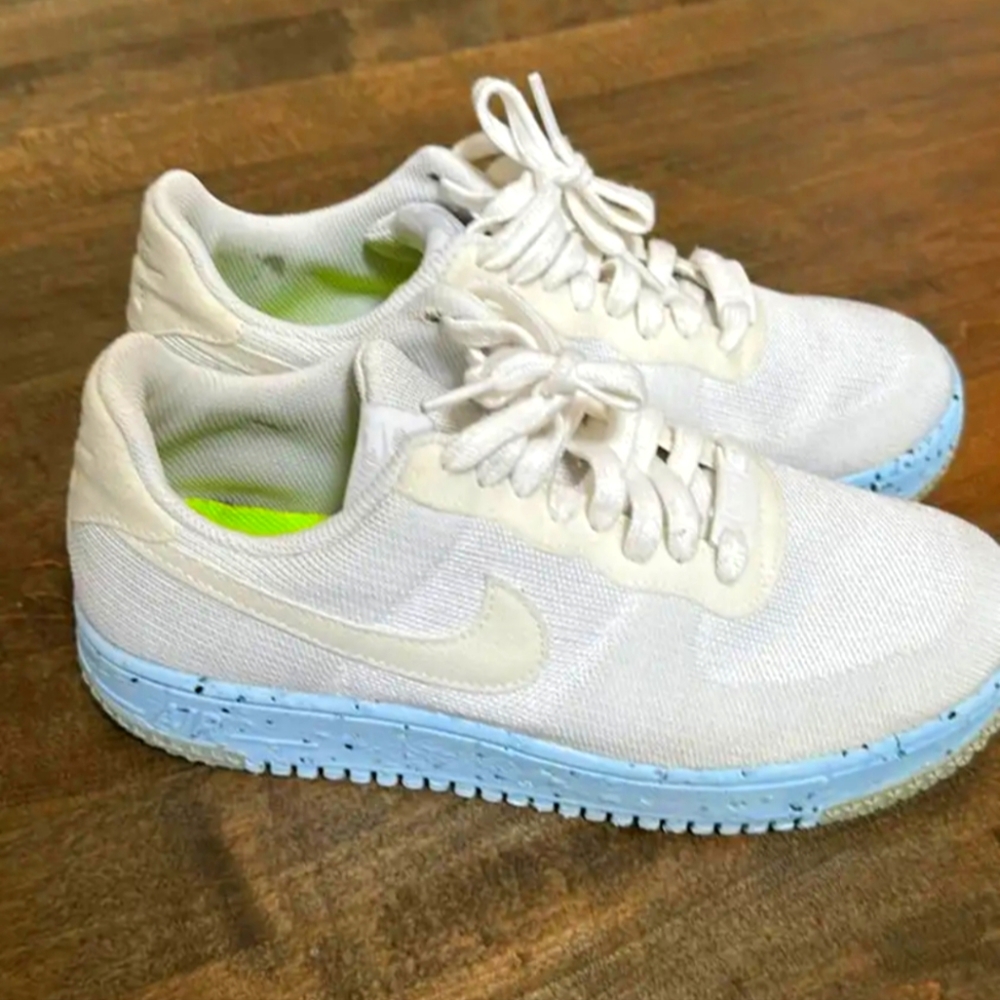 Nike Women's White and Blue Sneakers Size 9 Lightweight